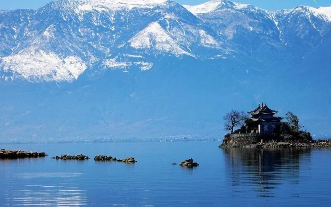 Yunnan private tour by Erhai Lake with Dali and highland scenery
