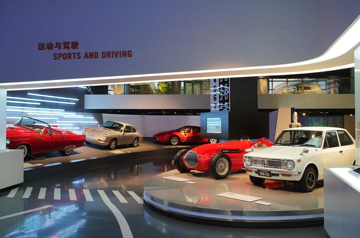 Museo del Automóvil de Shanghái y Circuito F1 - Experimente simuladores de carreras y sea testigo del auge de la industria automotriz de China. | Shanghai Private Tour